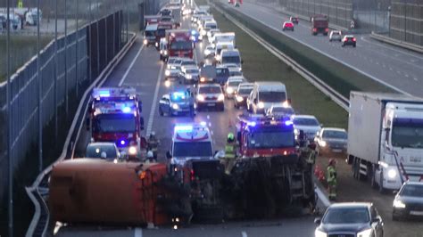 Bratkowice Poważny wypadek ciężarówki na autostradzie A4 ZDJĘCIA