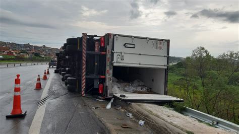 Caminhão carga de frangos congelados tomba em entroncamento entre