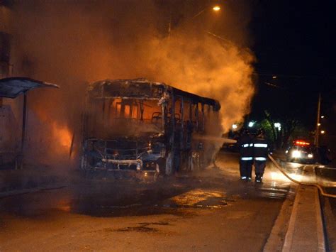 G1 No 2º ataque em 24h dois ônibus são queimados na periferia de