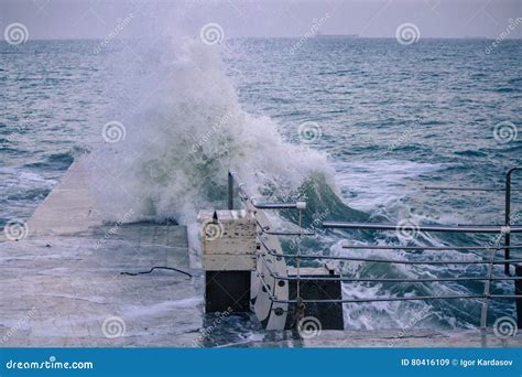 Onda Poderosa Do Respingo Do Mar No Cais Imagem De Stock Imagem De