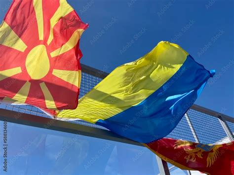 Foto De National Flag Of Ukraine Flies Due To The Heavy Wind In The