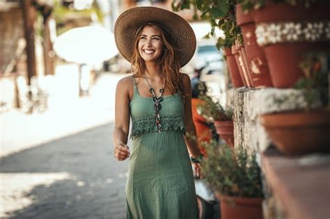 Uma Bela Jovem Sorridente Est Andando Pelas Ruas De Uma Cidade