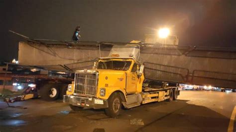 Tr Iler Se Choca Y Provoca La Ca Da De Un Puente Peatonal En Quito