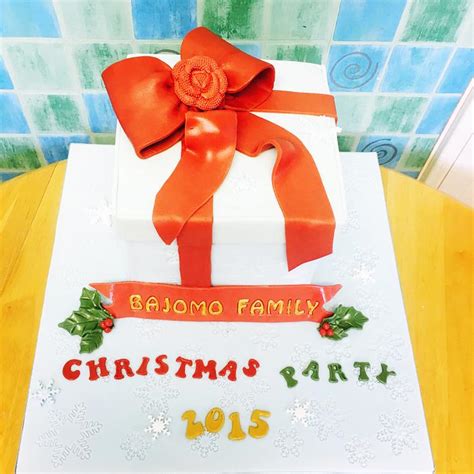 Christmas Gift Box Cake Decorated Cake By Idreamofcakes Cakesdecor