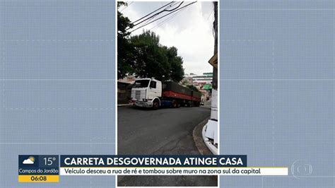 Carreta desce rua de ré arrasta carro e bate em muro de casa na Zona