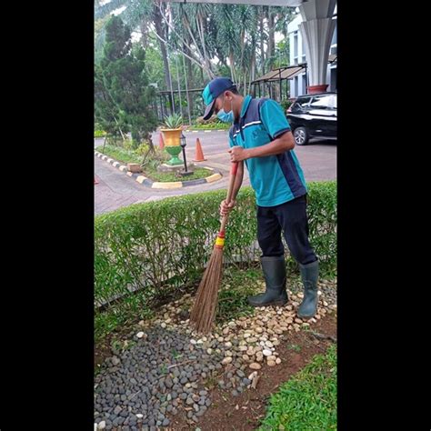 Perawatan Taman Menyapu Sampah Area Loby Di Amartapura 19 05 2022 Oleh