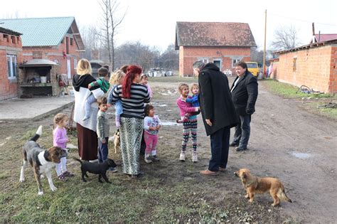 Zastupnik Kajtazi U Posjeti Romskom Naselju U Palanjku Veljko Kajtazi