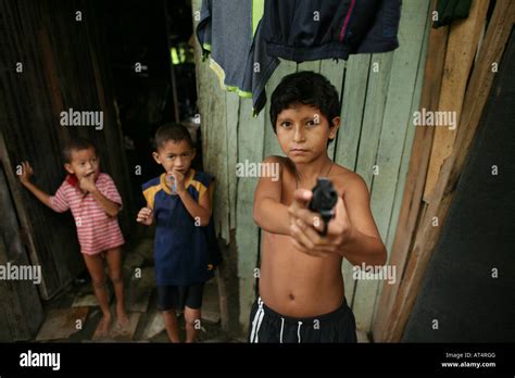 Los niños unirse a pandillas locales que se vuelven extremadamente