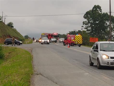 Vídeo Grave acidente na BR 280 em Guaramirim mobiliza equipes de