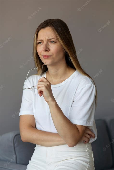 Free Photo Frustrated Woman With Glasses Side View