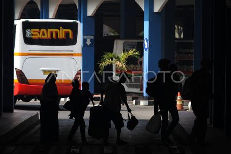 PEMUDIK DI TERMINAL TIRTONADI SOLO ANTARA Foto