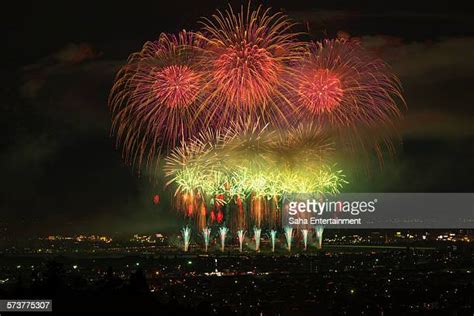 Nagaoka Fireworks Photos and Premium High Res Pictures - Getty Images