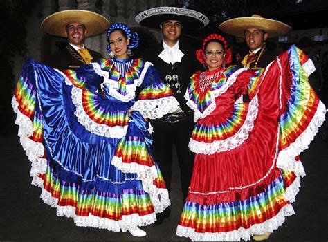 traditional mexican clothing top  prettiest outfits  mexico savoteur