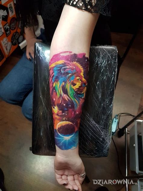 Tatua Space Lion Autor Sky Tattoo Chorz W Dziarownia Pl