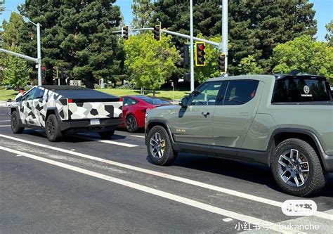 Tesla Cybertruck Looks Like A Supercar Next To Rivian R1T EV Car Truck