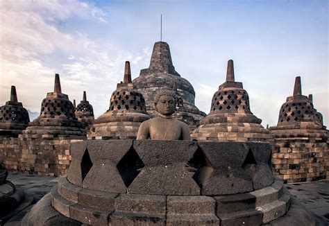 Borobudur The World S Largest Buddhist Temple In Amazing Images