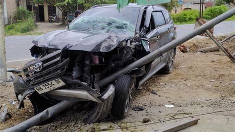 Kecelakaan Di Kabupaten Toba Sumatera Utara Mobil Toyota Rush Tabrak