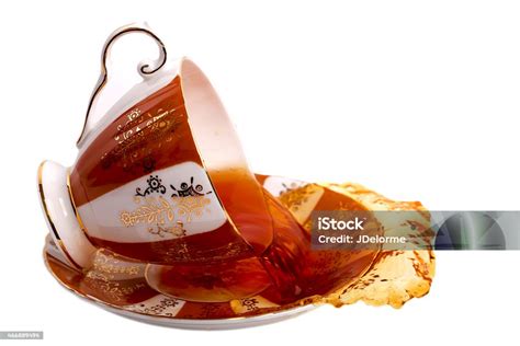 teh tumpah  piala china coklat foto stok  gambar