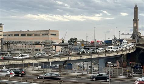 Genova Traffico In Tilt Per Incidente In Sopraelevata Primocanale It