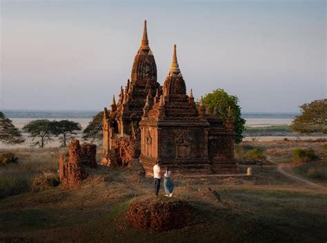 Pareja Viajera Disfruta De La Hermosa Vista De Un Templo Budista En El