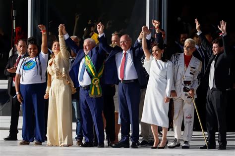 Lula Recebe Faixa Presidencial Das Mãos De Representantes Do Povo