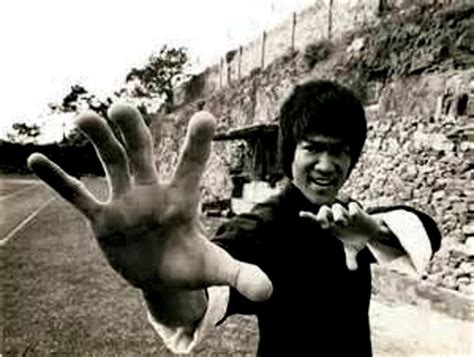 bruce lee showing  eagles claw   making  enter  dragon