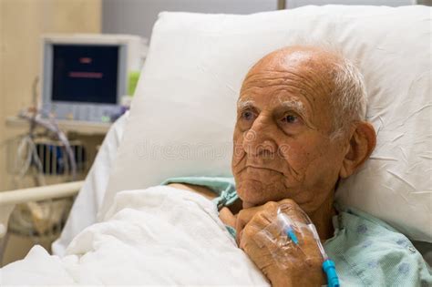 Paciente Hospitalizado Superior Masculino Na Cama De Hospital Imagem De