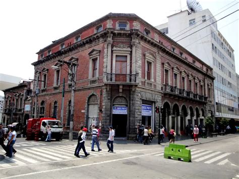 A Avenida Y Calle Zona Edificio Liceo Frances En La Esquina A