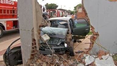 Mstv Edi O Campo Grande Carro Bate Em Muro E Cinco Pessoas