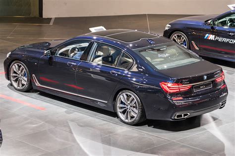 Foto: BMW M760Li Individual in azuritschwarz metallic (vergrößert)