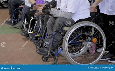 Atletas Con Sillas De Ruedas Discapacitadas Compitiendo En Una Carrera