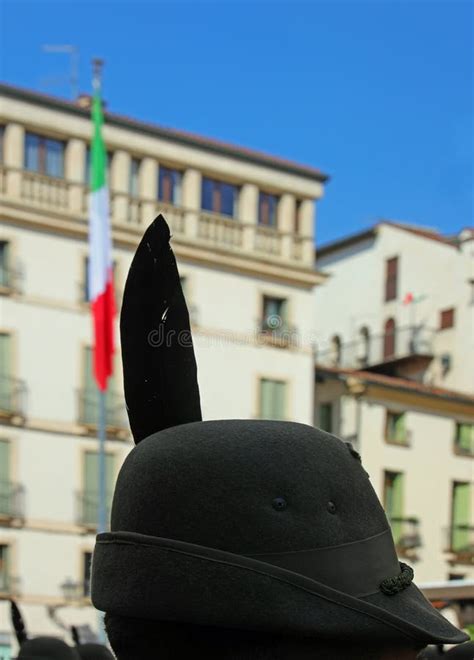 Plumas Negras Sobre El Sombrero Del Soldado Alpino Italiano Durante La