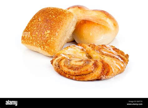 Bollo De Pan Horneado Y Rollos De Canela Aislado Sobre Fondo Blanco