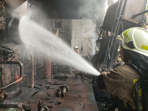 Percikan Api Las Sambar Solar Pabrik Terbakar Di Cakung Ipol Id