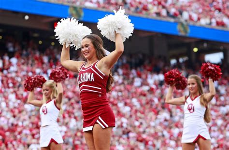 College Football World Reacts To Oklahoma Cheerleader Video The Spun