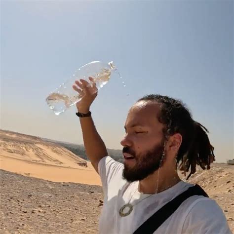 Je Me Retrouve Seul Dans Le Desert Egyptien