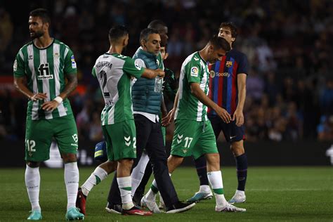 Joaquín pasa de la gran ovación del Camp Nou a una lesión que puede