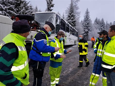 Photos Les Images De Laccident Dun Car Scolaire Dans Le Haut Doubs