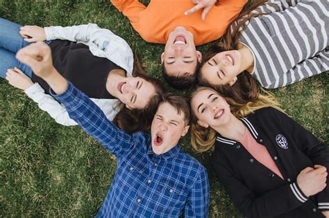 Amigos Deitados Na Grama Foto Premium