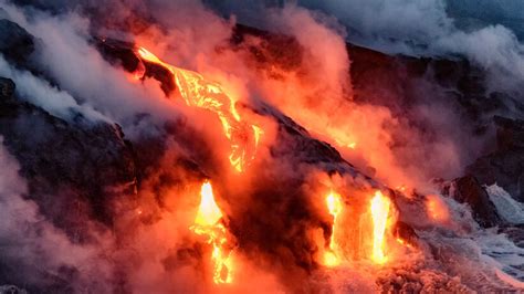 Wybuch wulkanu Kilauea na Hawajach Strumienie gorącej lawy i kłęby