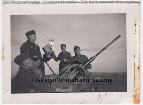 FOTO 2 WK LUFTWAFFE Soldaten Flakhelfer Flak MG Geschütz Stellung