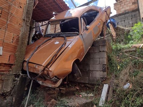 Motorista Perde O Controle Do Carro E Invade Casa Em Ibirit