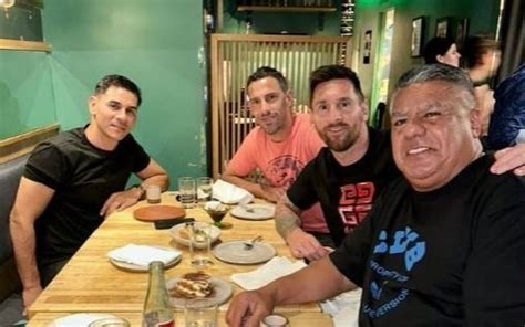 Chiqui Tapia Junto A Lionel Messi Y Otros Dos Ex Selecci N En Una