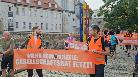 Wir Sind Eure Rettungsgasse Protestmarsch Der Letzten Generation