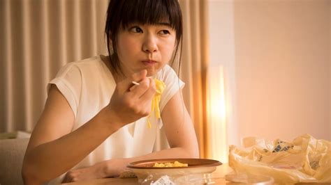 夜になると食欲が止まらないのはなぜ？理由を解説！ 食べ過ぎ防止委員会