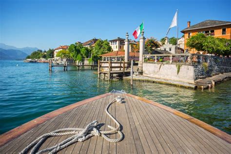 Casas Antiguas En Verano En El Lago Orta Pueblo Del St Julio De Orta