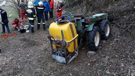 Neuerlicher Traktorunfall Groisbach J Hriger Unter Fahrzeug