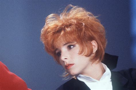 Mylène Farmer découvrez les secrets de l enfance de la chanteuse