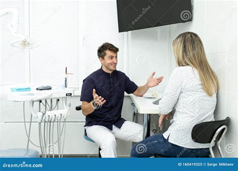 Homem Bonito Conversando Uma Loira No Gabinete Do Dentista Imagem