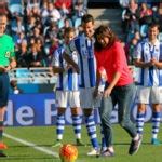 Garbi E Muguruza Realiza El Saque De Honor En El Real Sociedad Vs Eibar